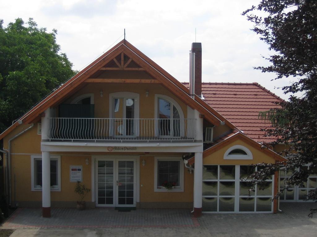 Áldos Panzió Farád Exterior foto